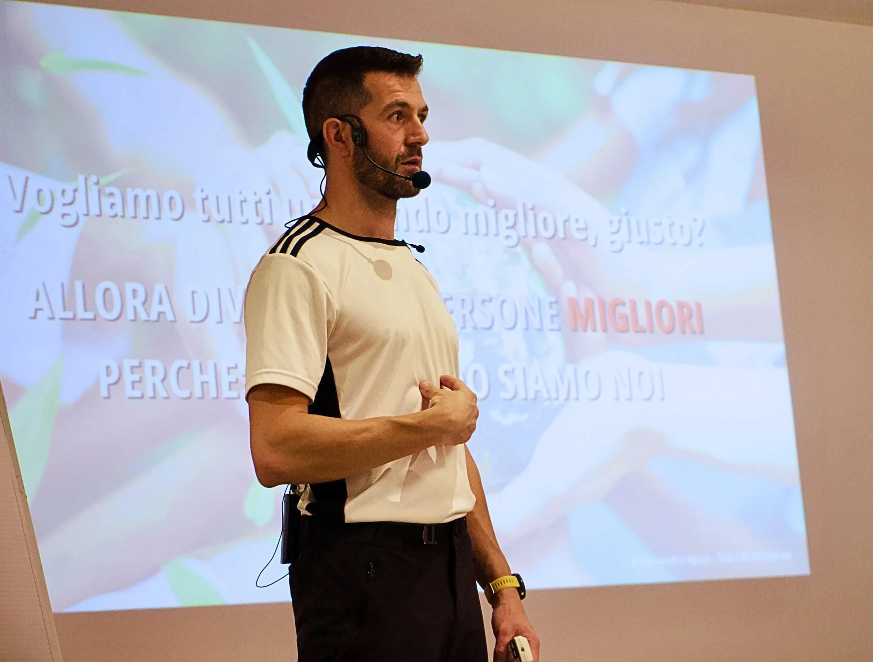 Alessandro Agazzi durante una sua conferenza